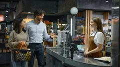 7 karaktärsdrag hos människor som låter andra gå före i kön, enligt psykologer.