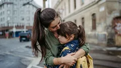 7 ”trevliga” gester från föräldrar som, enligt psykologer, kan orsaka oro hos barn