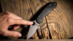 Varför har vissa knivar ett hål i bladet och vad används det egentligen till?