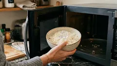 Isbitstricket som gör gårdagens ris fluffigt igen på 2 minuter